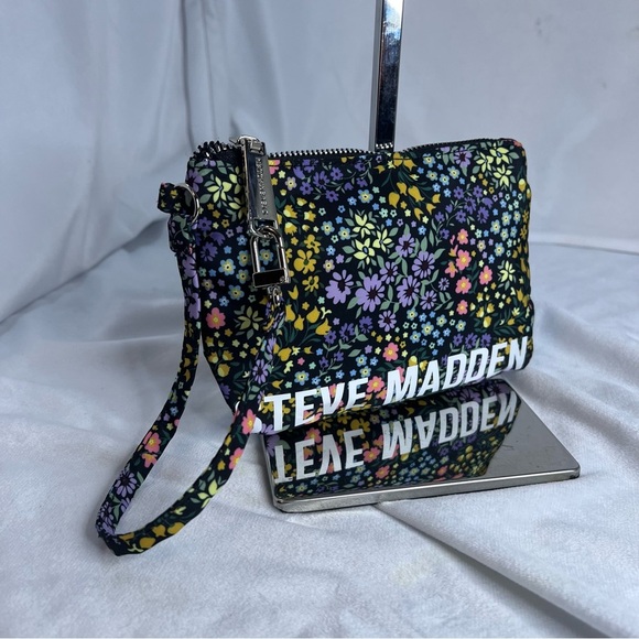 STEVE MADDEN Floral Wristlet - Picture 2 of 6